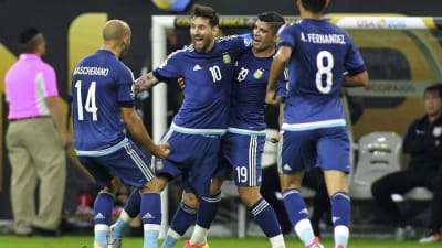 Argentina-spelare är glada över Lionel Messis mål och målrekord.