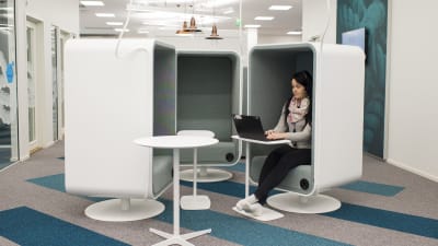 En kvinna jobbar vid en dator i ett kontor.