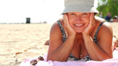 Medelålders kvinna på stranden. 