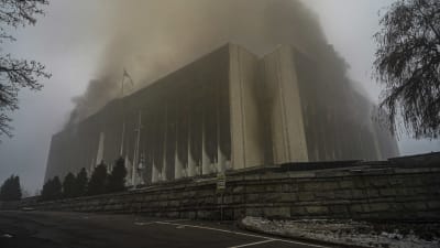 Administrativ byggnad i staden Almaty brinner under oroligheterna i Kazakstan i början av januari 2022.