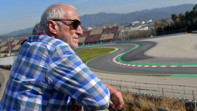 Dietrich Mateschitz tittar ut över en formel 1-bana. 