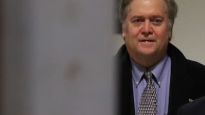 Steve Bannon på väg till hearingen i det amerikanska representanthusets underättelseutskott måndagen tisdagen den 16.1.2018. 