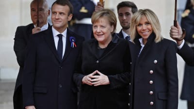 Angela Merkel välkomnas av paret Macron i Paris. 