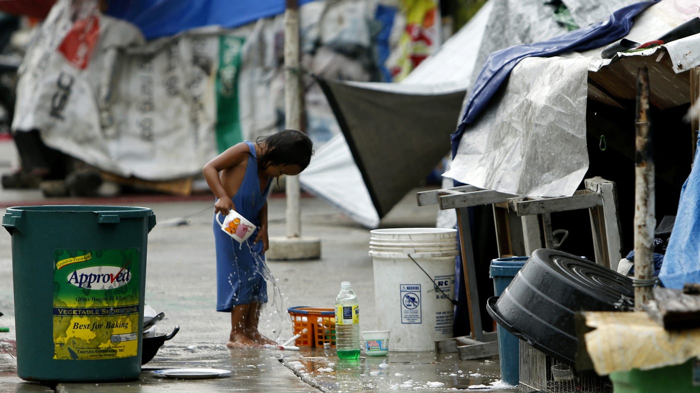 Et barn i en slum øst for Manila, Filippinene.