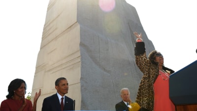 Barack Obama, Michelle Obama och Joe Biden ser Aretha Franklin sjunga vid ett minnestillfälle som hedrar Martin Luther King Jr.