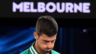 Novak Djokovic pustar ut under en match i Australian Open-turneringen 2021