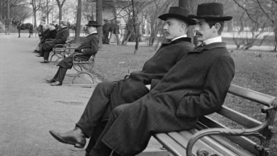 Män i Esplanadsparken i Helsingfors 1906.