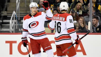 Sebastian Aho och Teuvo Teräväinen jublar över ett mål för Carolina Hurricanes.