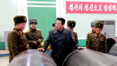 Enligt statliga nordkoreanska medier togs den här bilden på lördagen då Kim Jong-Un besökte en fabrik som tillverkar missildelar.  Nordkorea har pixlat ansiktena på en del av militärerna, eventuellt med tanke på amerikanska sanktioner. 