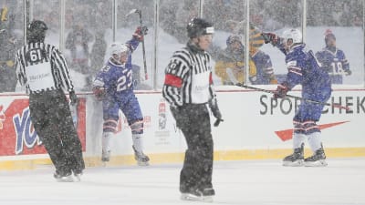 Kieffer Bellows jublar över ett av USA:s mål i utomhusmatchen mot Kanada i JVM.