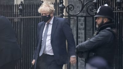 Storbritanniens premiärminister Boris Johnson lämnar Downings Street 10 .
