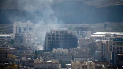 Det ryker från en byggnad i Jemens huvudstad Sanaa där det pågår strider mellan houthirebeller och anhängare till ex-presidenten Ali Abdullah Saleh.
