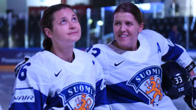 Jenni Hiirikoski och Michelle Karvinen följer med en hyllning till backen.