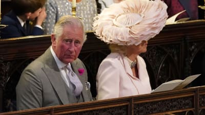 Brudgummens far prins Charles och hans hustru Camilla