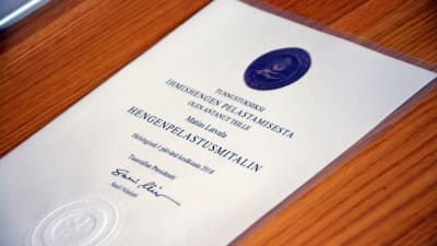 Ett diplom för beviljad livräddningsmedalj.