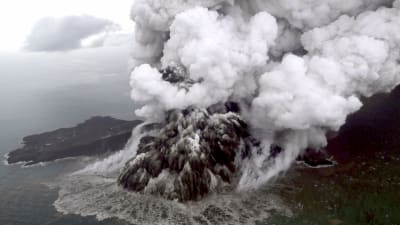 Vulkanen Anak Krakatau har ett utbrott strax före jul 2018.