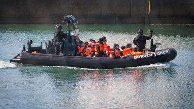 Brittiska kustbevakningens båt för räddade migranter till hamnen i Dover. 