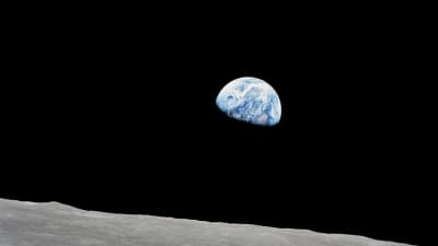 Maa nousee kuvattuna Apollo 8 -alukselta.