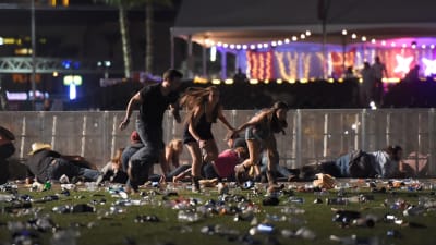 Människor springer för att ta skydd undan minst en gärningsman vid en skjutning i Las Vegas