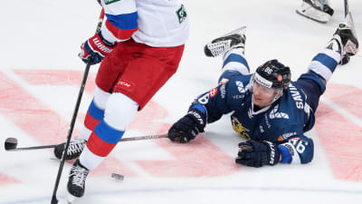 Veli-Matti Savinainen ligger på isen under Finlands match mot Ryssland.