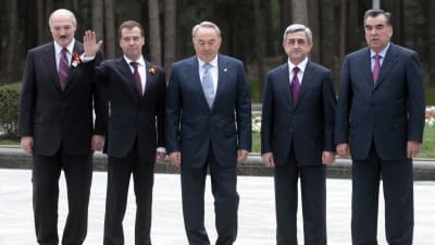 Serzj Sargsian tillsammans med andra ledare i Moskva.