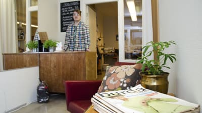 Anton West i sin syateljé som är inredd med möbler från 50- och 60-talet.