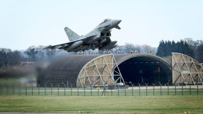 Brittiskt Typhoon-stridsflygplan på väg för att delta i operationen mot Muammar Gaddafis styrkor 2012.
