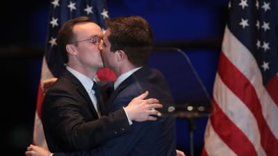 Pete Buttigieg kysste sin man Chasten Buttigieg innan han höll talet där han meddelade att han hoppar av presidentkampanjen. 