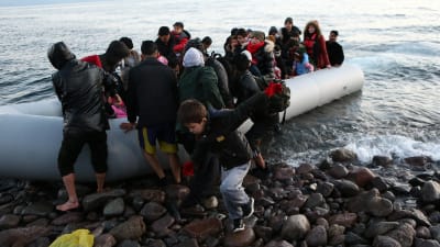 Minst ett 1000-tal flyktingar har sedan söndagen försökt nå grekiska öar i Egeiska havet.