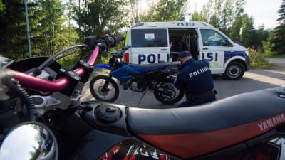 En polis lossar en registerskylt från en moped.