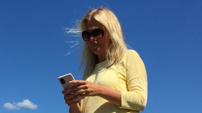Ela Strandberg och mobilen
