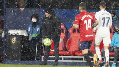 Zinedine Zidane håller i bollen framför bänken i ett snöfall.