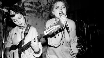 The Go-Go's -yhtyeen Belinda Carlisle ja Jane Wiedlin joskus 1980-luvun alussa lavalla. Arkistokuva samannimisestä dokumenttielokuvasta.