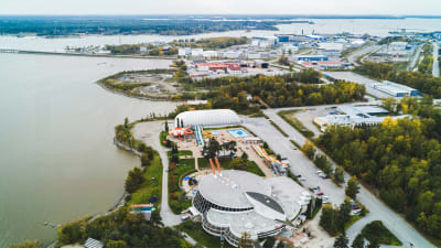 Vaasa Sportparks vision om hur Tropiclandiaområdet kommer att se ut med den nya övertryckshallen för padel, badminton och tennis.