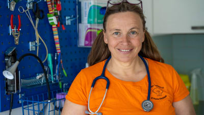 Kvinna står på en veterinärmottagning.