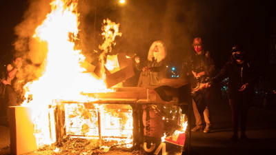 Demonstranterna tände eld på en soffa under protesterna på tisdagen. 