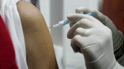 En arm blir vaccinerad.