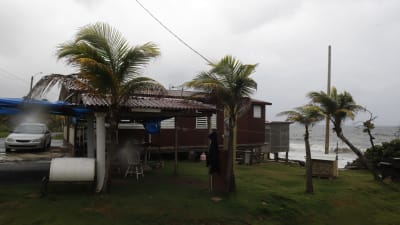 Puerto Rico klarade sig undan det värsta men hårda vindar och häftigt regn tvingar skolor och ämbetsverk att hålla stängt  