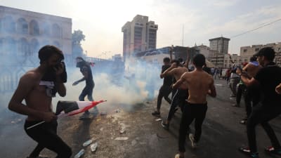 Demonstranter drabbade samman med kravallpolis nära Tahrirtorget i Bagdad