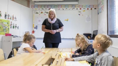 Ettor i Lestijärvi och deras lärare Paula Jokela.