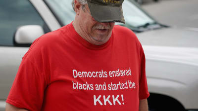 Man med t-tröja med texten: "Demokraterna förslavade de svarta och startade Ku Klux Klan".