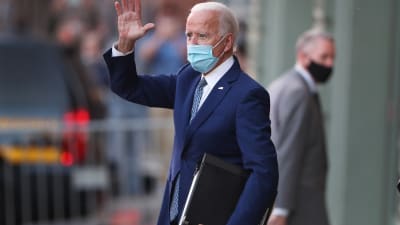 Joe Biden vinkar till folk i Delaware efter ett möte gällande hanteringen av coronakrisen