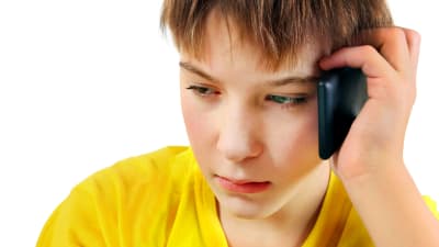 ledsen pojke pratar i telefon