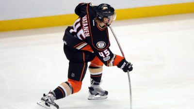 Sami Vatanen skjuter pucken.