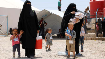 Fruar och barn till medlemmar i terrorisrörelsen IS på lägret al-Hol i Syrien i juni 2019. (Kvinnornas nationalitet är okänd).