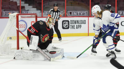 Torontons John Tavares reducerar till 3–5. William Nylander skymmer Ottawas målvakt Matt Murray.