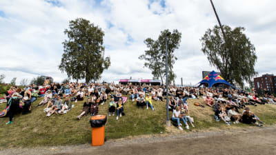 Människor som deltar i Behms konser under festivalen Tammerfest i Tammerfors i juli 2021.