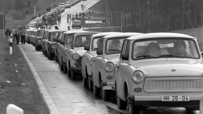 Östtyska bilar köar för att komma in i Tjeckoslovakien.