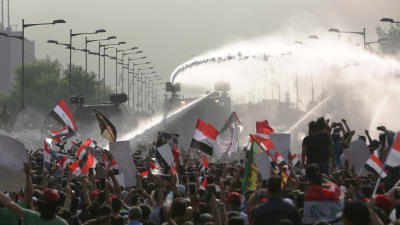 Kravallpoliser sköt varningsskott och använde vattenkanoner och tårgas för att förhindra demonstranter från att ockupera Tahrirtorget i stadskärnan    