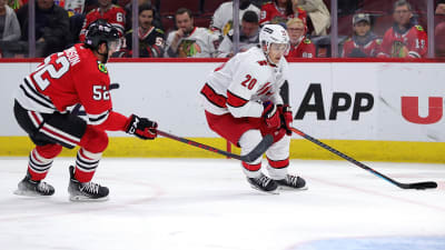Sebastian Aho med pucken.